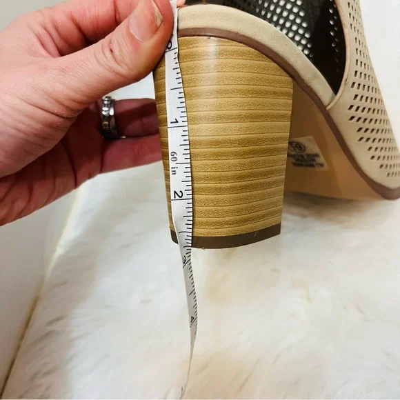 CITYCLASSIFIED Roadway Peep Toe Perforated Slingback Chunky Heel Sandals 6.5 - Picture 7 of 7